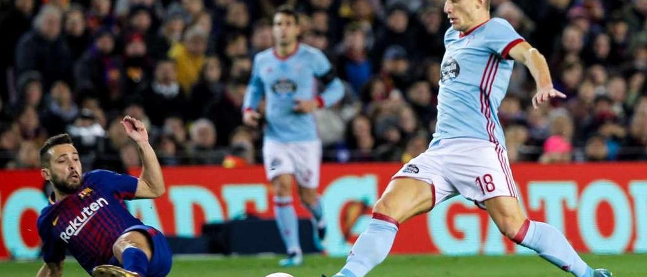 Daniel Wass intenta superar a Jordi Alba, en un partido del Celta en el Camp Nou. // LOF