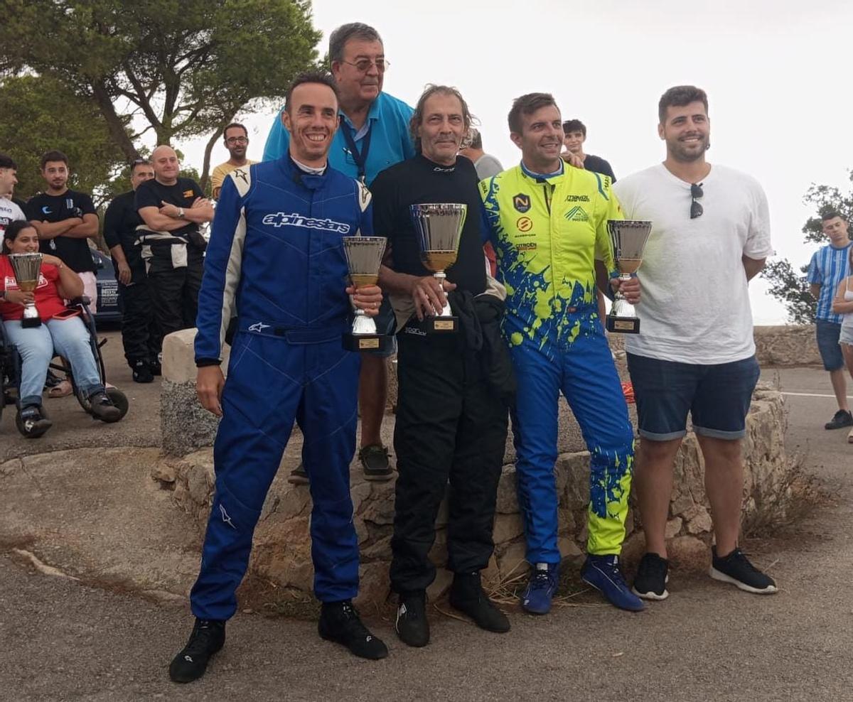 El podio de Montaña posa junto a las autoridades.