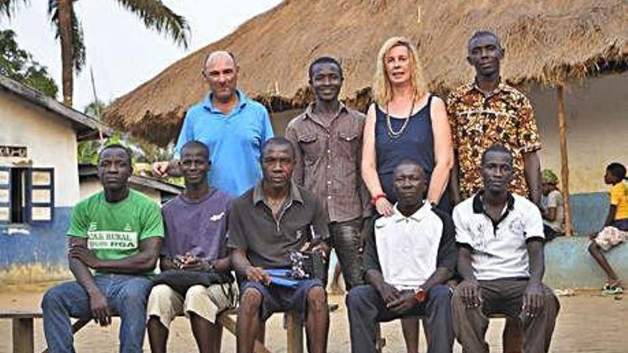 Algunos habitantes de la comunidad, junto a miembros de la ONG.