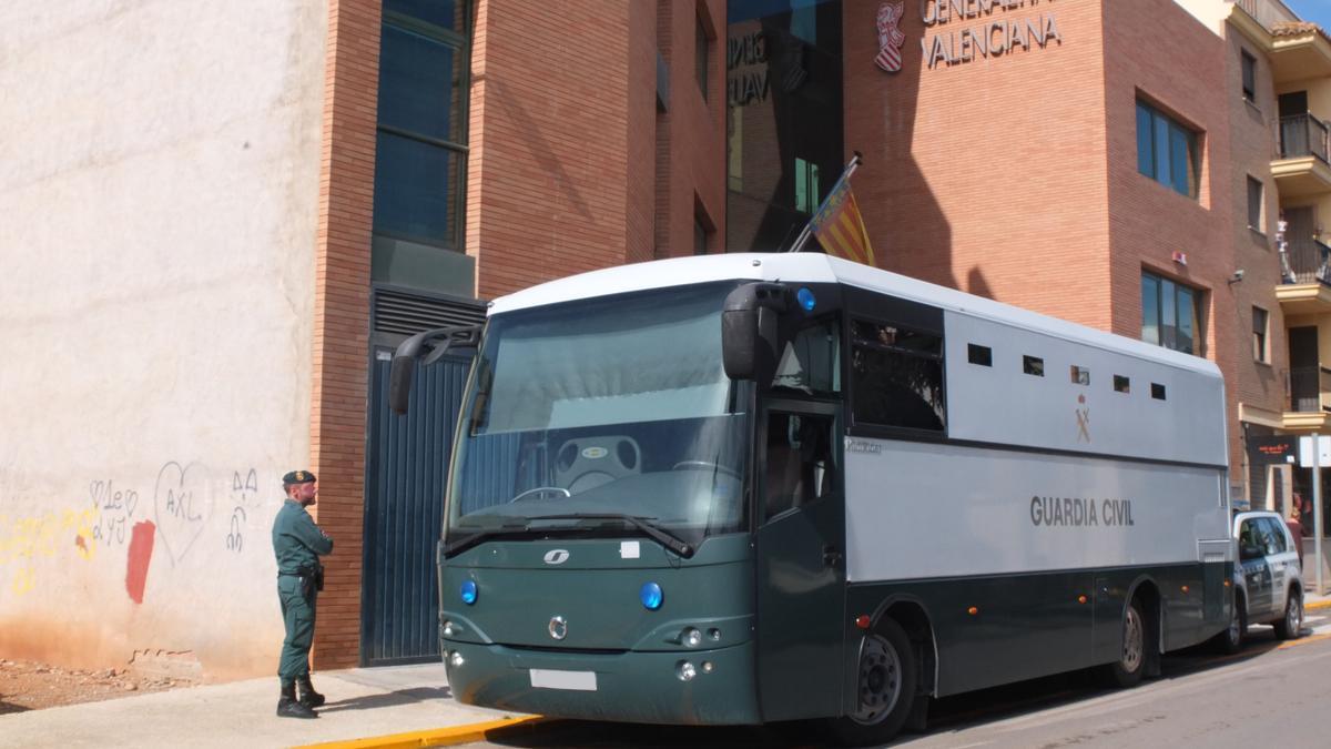 Un autobús de la Guardia Civil, frente a los juzgados de Nules.