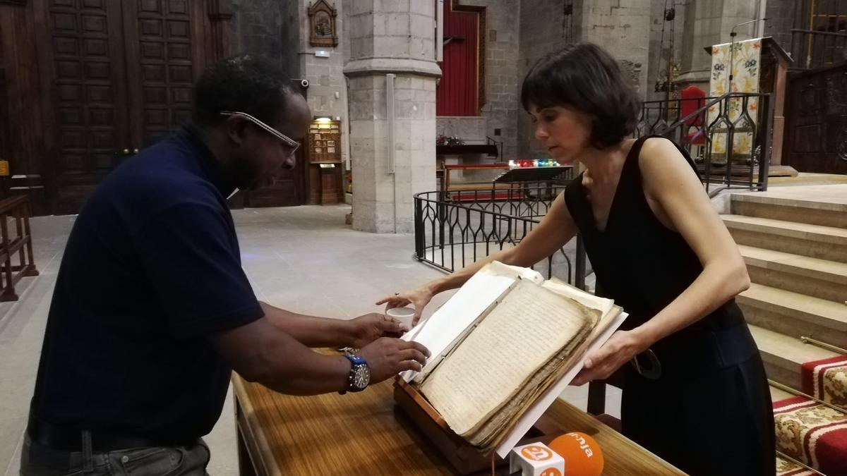 Mossèn Joan i Mete Codinach col·loquen el faristol amb el llibre on hi ha el contracte de fa 700 anys