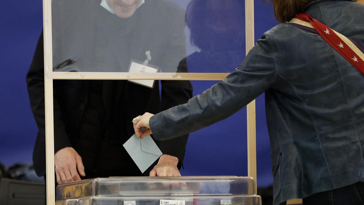 Una mujer deposita su papeleta en la urna en un colegio electoral de París.