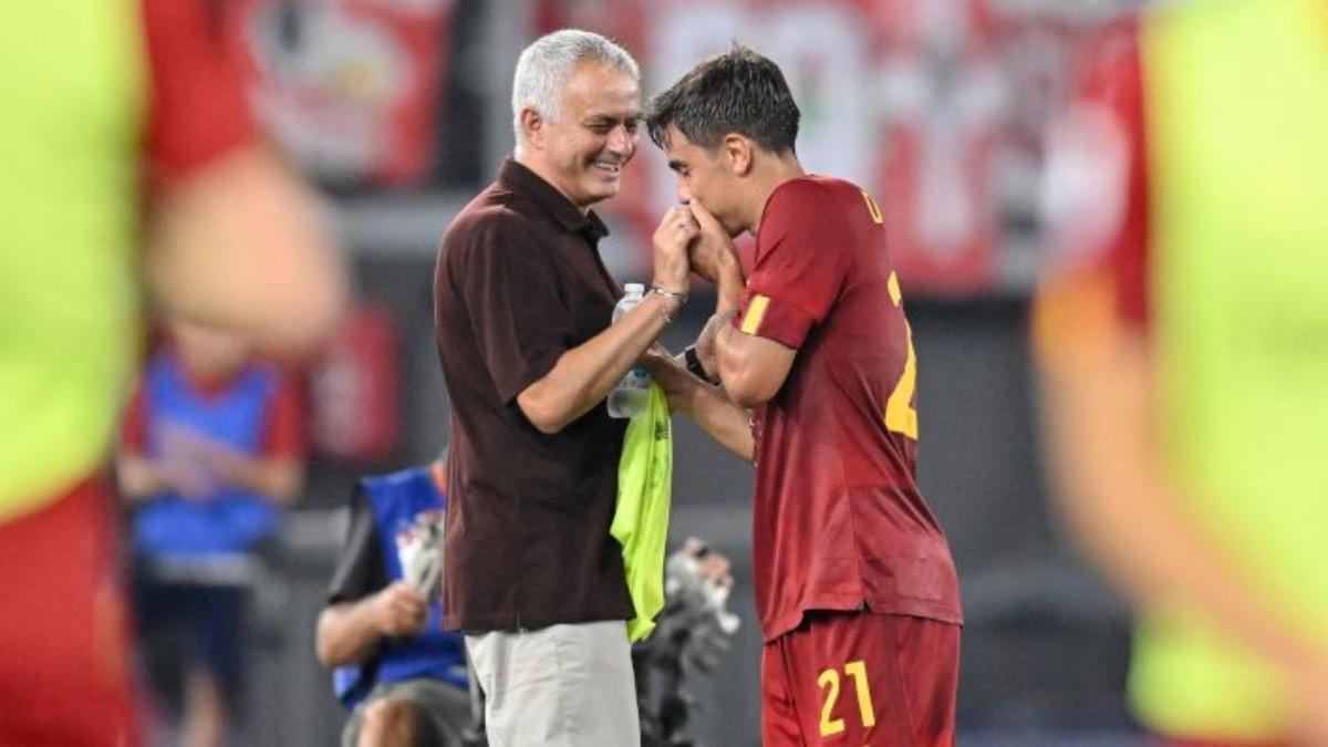 Mourinho, felicitando a Dybala