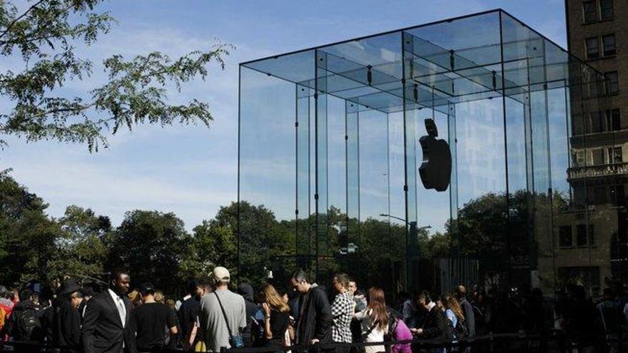 Apple reabre su icónica tienda del cubo de cristal en Nueva York