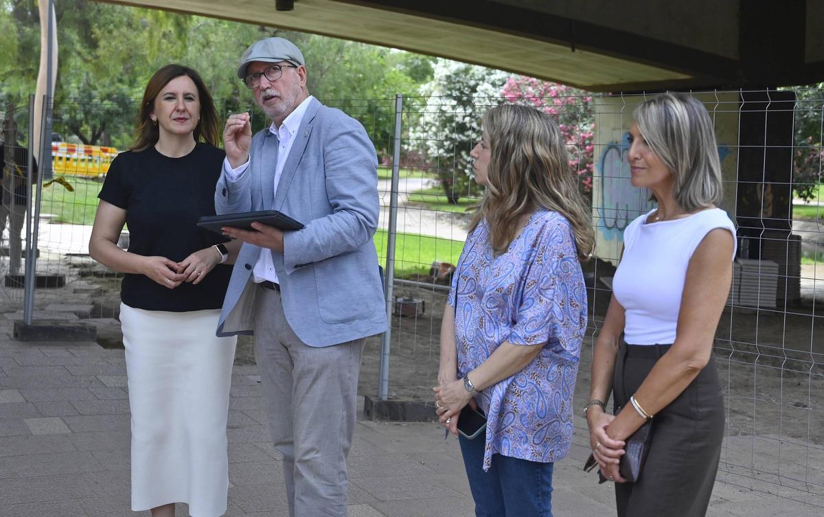 María José Catalá escucha la sindicaciones de Juan Miguel Gómez.