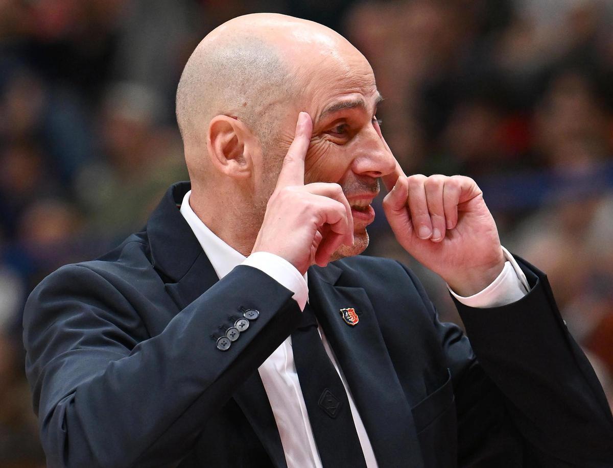 Joan Peñarroya pide cabeza a sus jugadores durante el encuentro ante el Olimpia Milan