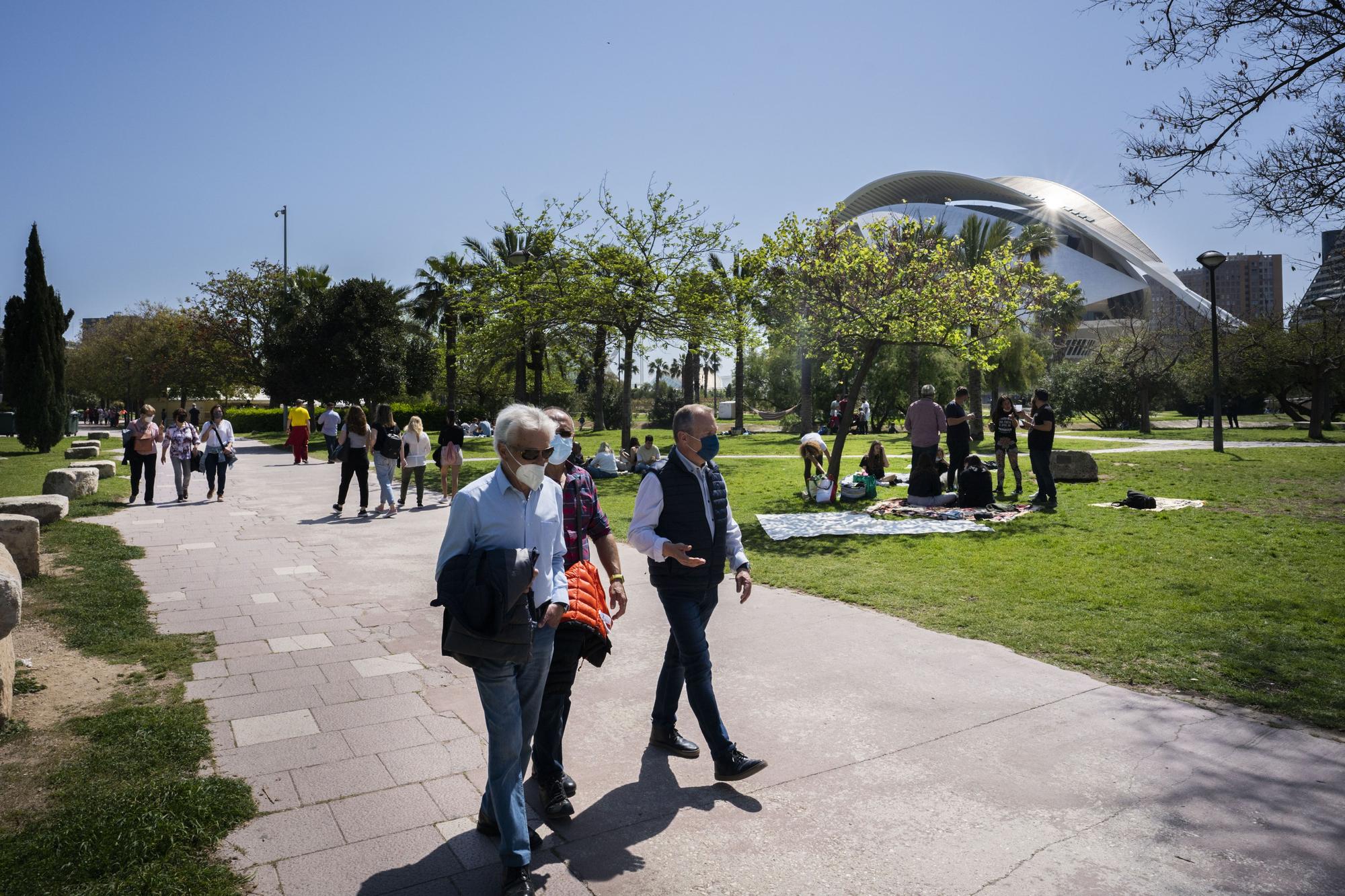 Los valencianos se lanzan a la calle en un soleado lunes de Pascua