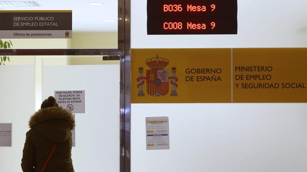 Una mujer entra en el Ministerio de Empleo.