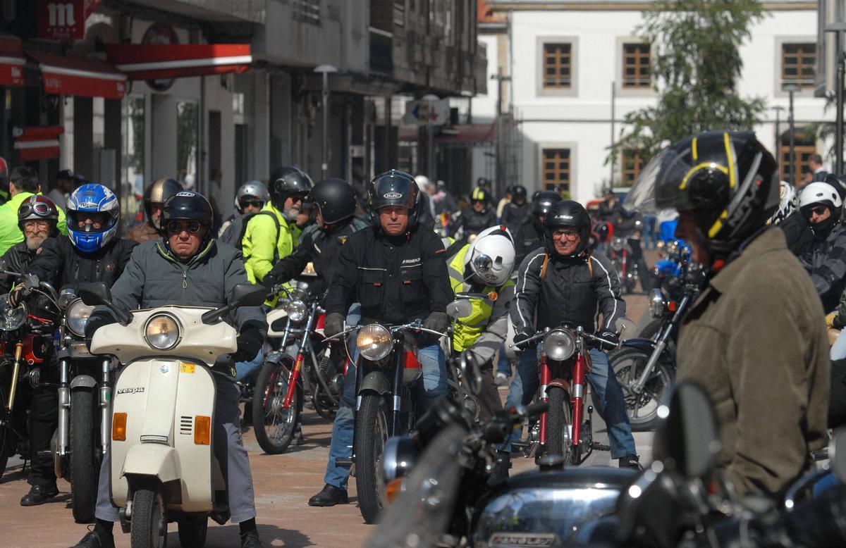 Las motos se concentraron en la calle Cartagena de Silleda antes de iniciar la ruta.