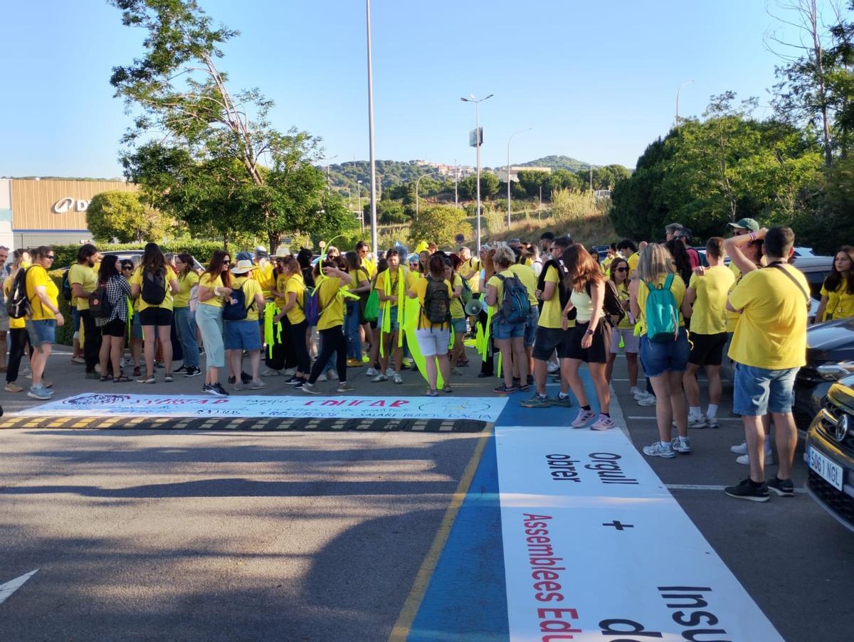 Cientos de profesores, cortando la C32 a la altura de Mataró.