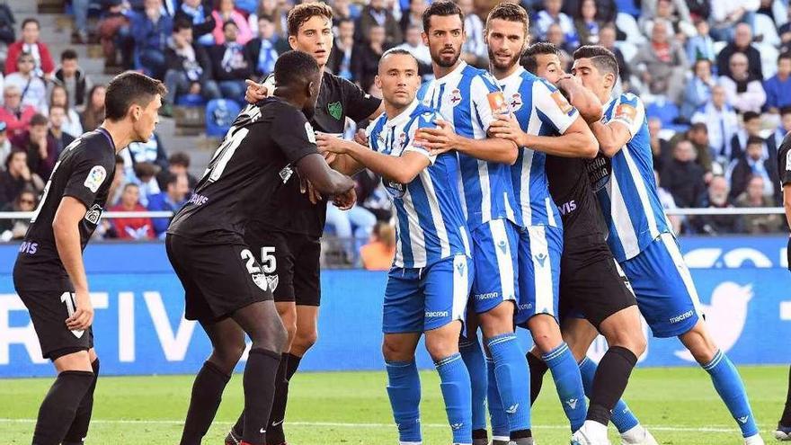 Quique, Marí, Domingos y Carlos buscan el remate en una acción a balón parado durante el Deportivo-Málaga de la primera vuelta en Riazor.
