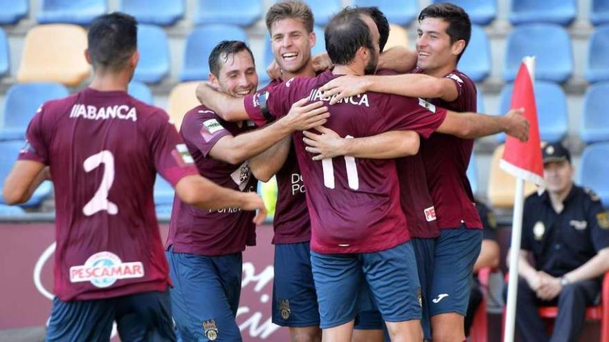 Los jugadores del Pontevedra se abrazan para festejar el gol de Mario Barco, segundo tanto en el partido. // Gustavo Santos