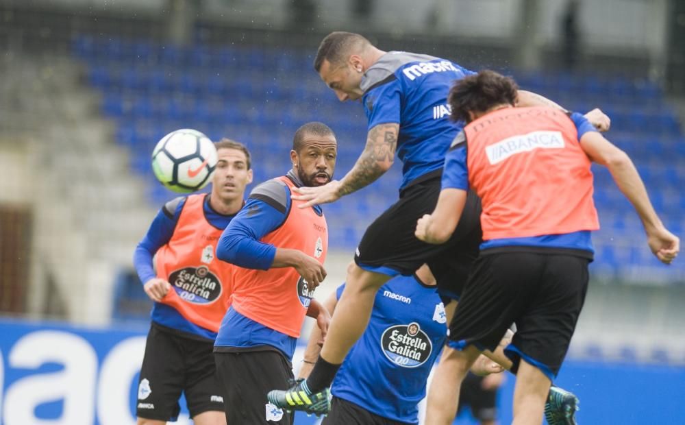 Mientras uno de los grupos realizaba trabajo defensivo, otro reforzaba los remates a portería. Carles Gil sigue con un plan específico y Bicho se entrenó con el readaptador Fran Molano.