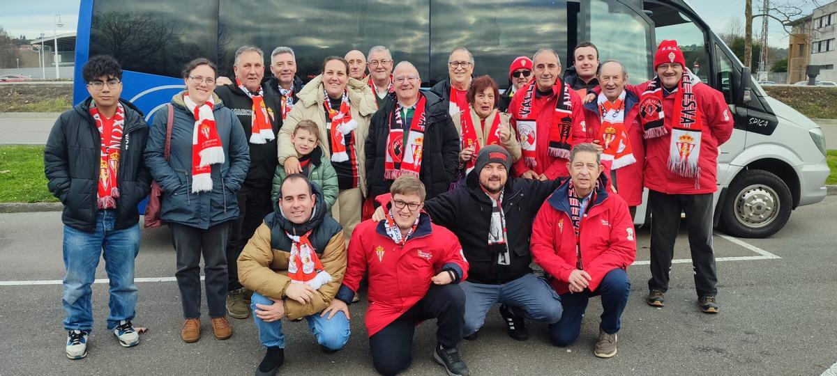 Foto de un grupo de peñistas en uno de sus viajes.