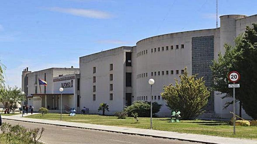 Instituto Alfonso IX, situado en la carretera de La Aldehuela.