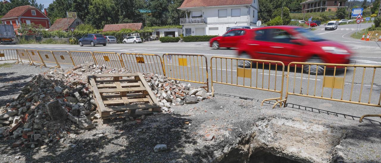 Perforación junto a la carretera N-550 en Cesantes, a la altura del colegio, para instalar un semáforo. / Pablo Hernández