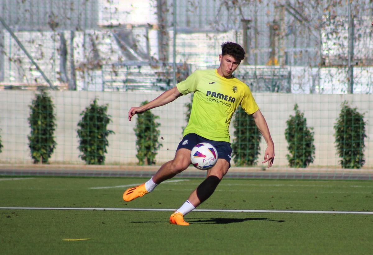 El defensa central vilavellero Pau Navarro, durante un entrenamiento con el Villarreal B.