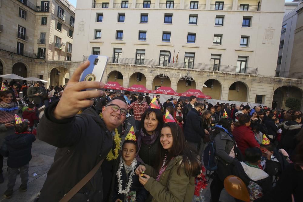 Más de 3.000 personas entre niños y mayores adelantan la entrada al 2019 en la plaza del Ayuntamiento