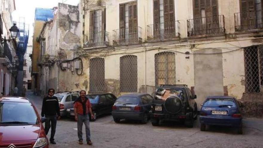 Abandono junto a la casa natal de Cánovas del Castillo.