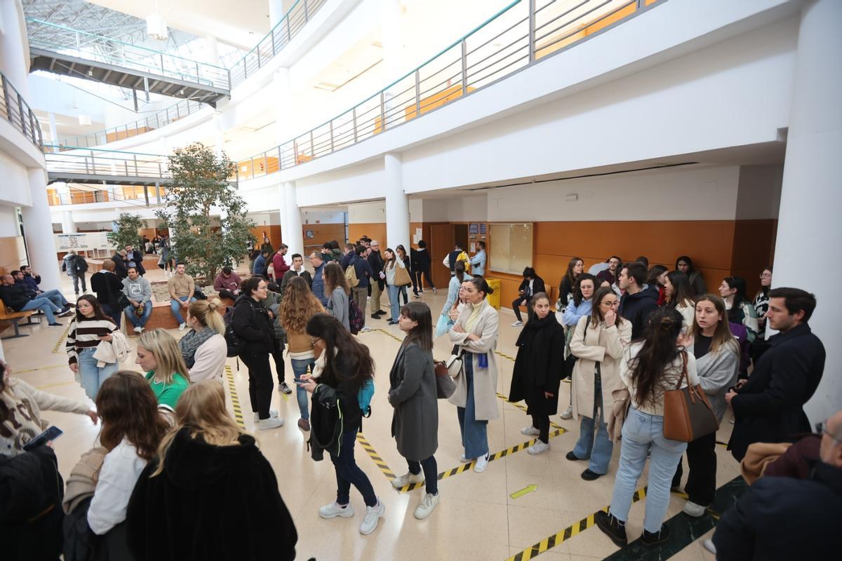 Colas en la Universidad de Alicante para acceder al examen.