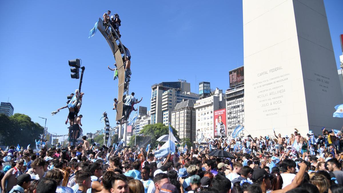 Los argentinos celebran el Mundial en las calles.