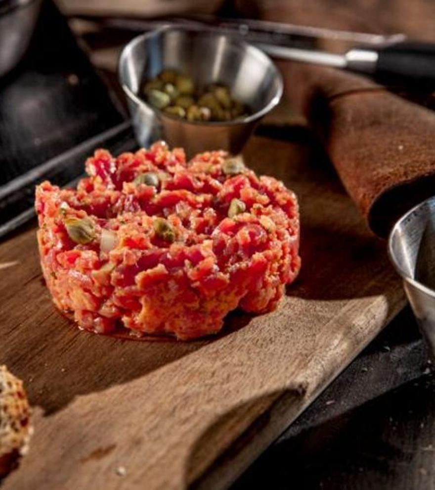 &#039;Steak tartar&#039; con salsa de yema curada: la receta de corte tierno para triunfar en casa