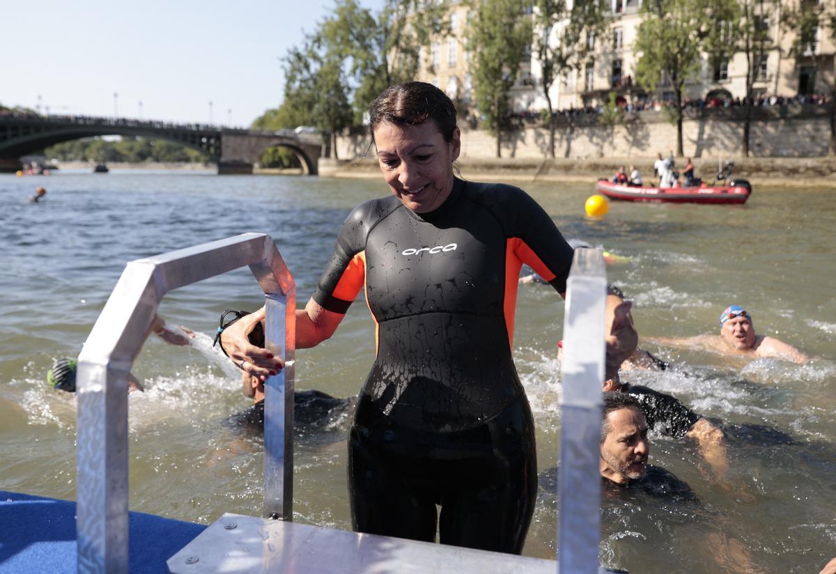Paris 2024 Olympics - Paris mayor to swim in the river Seine ahead of the Olympics - Seine River, Paris, France - July 17, 2024 Paris mayor Anne Hidalgo gets up after swimming in the river Seine REUTERS/Abdul Saboor