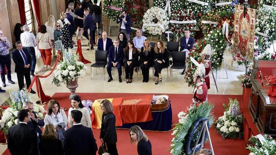 Las imágenes de la despedida a José Ballesta en la capilla ardiente instalada en el Salón de Plenos del Ayuntamiento de Murcia