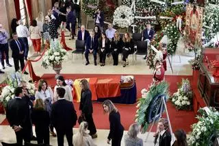 Las imágenes de la despedida a José Ballesta en la capilla ardiente instalada en el Salón de Plenos del Ayuntamiento de Murcia