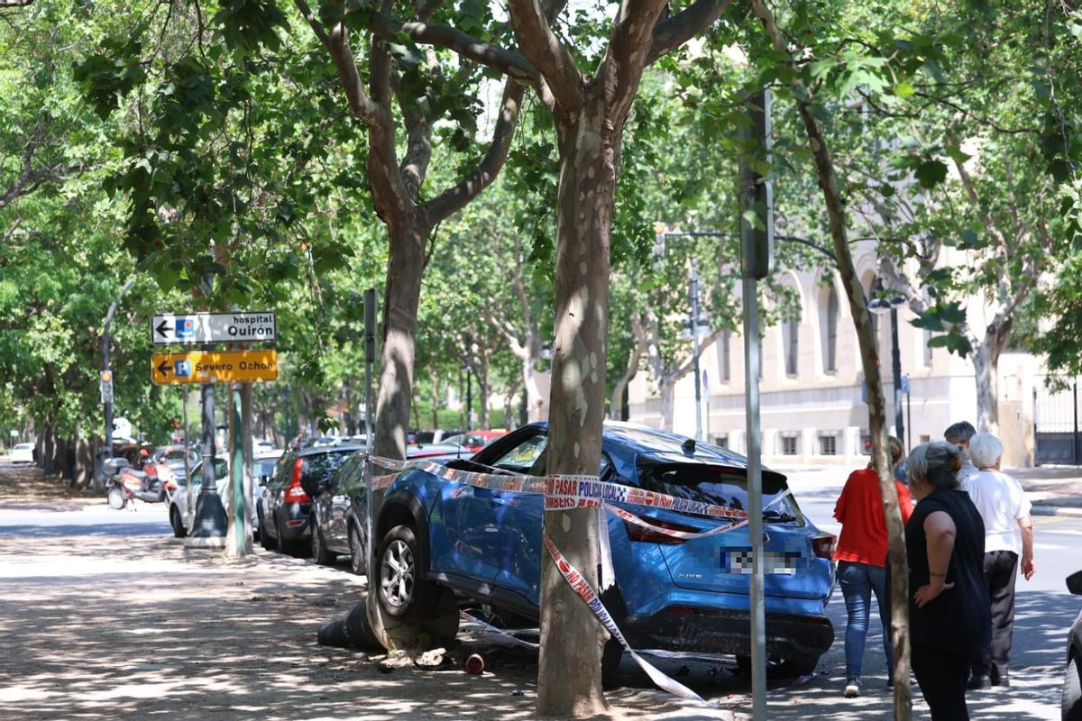 La conductora del coche junto al vehículo