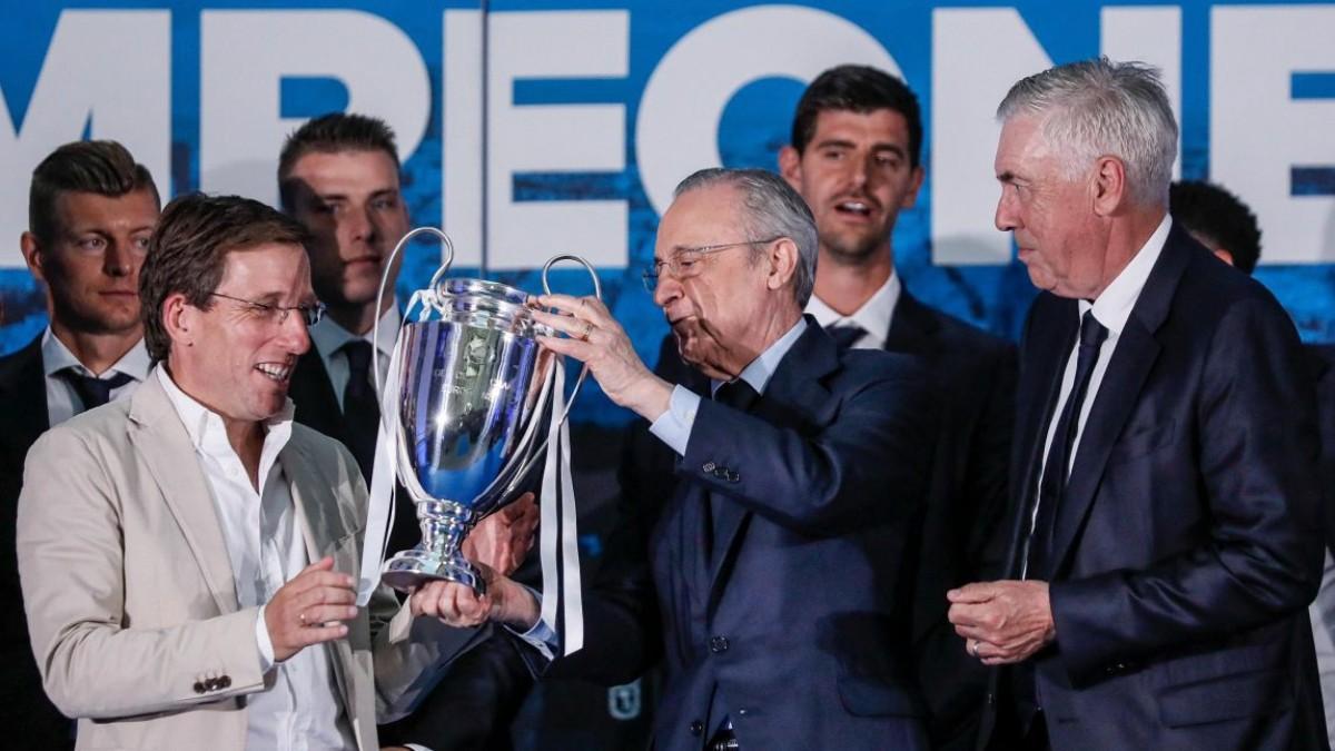 Florentino y parte de la plantilla blanca entregando la Champions League a José Luis Martínez-Almeida