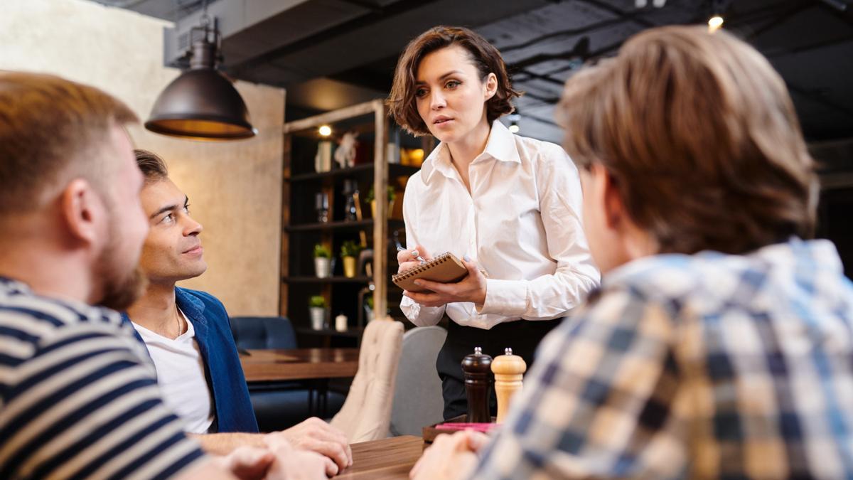 Un cliente sorprende a los camareros por la forma en la que deja propina