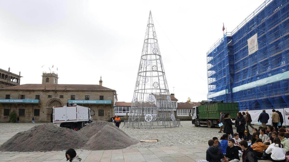 Instalación da árbore de Nadal no Obradoiro