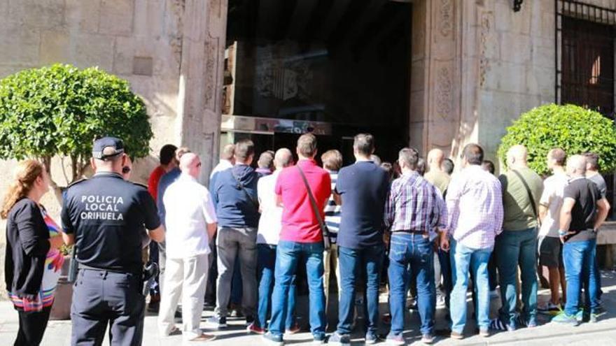 Agentes de la policía que participaron ayer en la concentración frente a las puertas del Ayuntamiento de Orihuela.