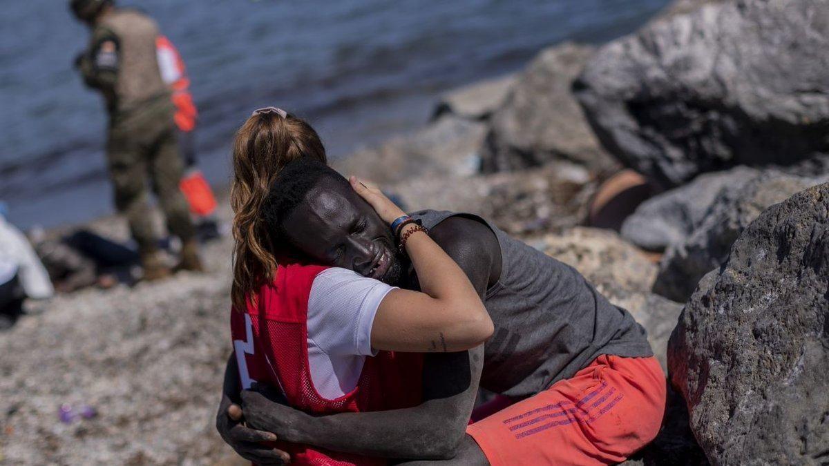 Estrasburg examinarà la devolució de l’Abdou, el jove de l’abraçada a una voluntària de la Creu Roja a Ceuta Estrasburg examinarà la devolució de l’Abdou, el jove de l’abraçada a una voluntària de la Creu Roja a Ceuta
