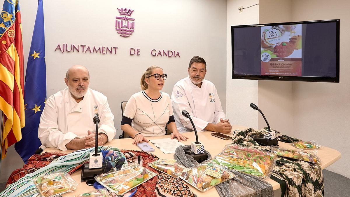 Los pasteleros Roselló y Salva con la concejal de Comercio, en la presentación de la Mocadorà de Gandia