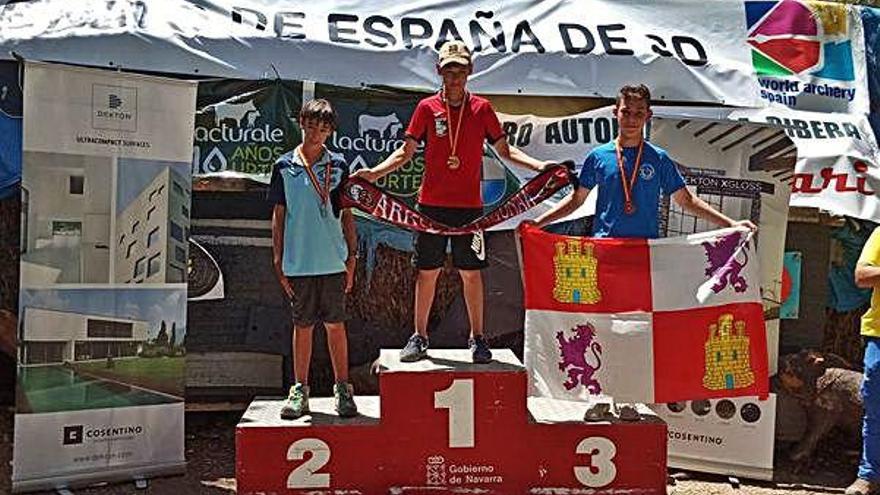 Atila Vega en el pódium con la bandera de Castilla y León.