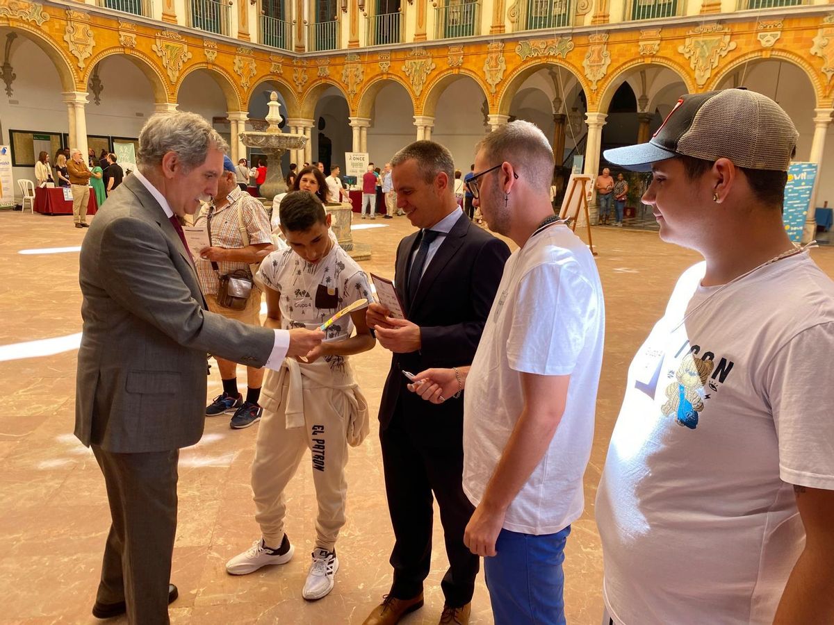 José Francisco Viso entrega folletos informativos de las jornadas sobre orientación a familias de jóvenes con discapacidad.