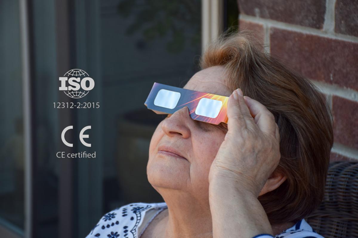 Imatge d'unes ulleres homologades amb les certificacions per veuer l'eclipsi de sol del 12 d'agost.