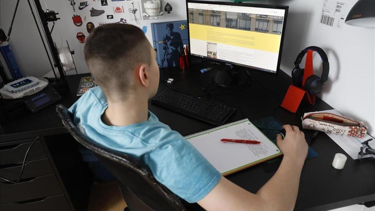 Un alumno de tercero de ESO hace tareas escolares desde su ordenador