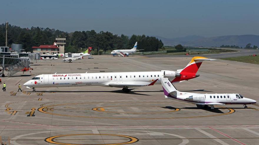 Air Nostrum opera en Peinador las rutas a Bilbao y Valencia durante la temporada de invierno. // M.G. Brea