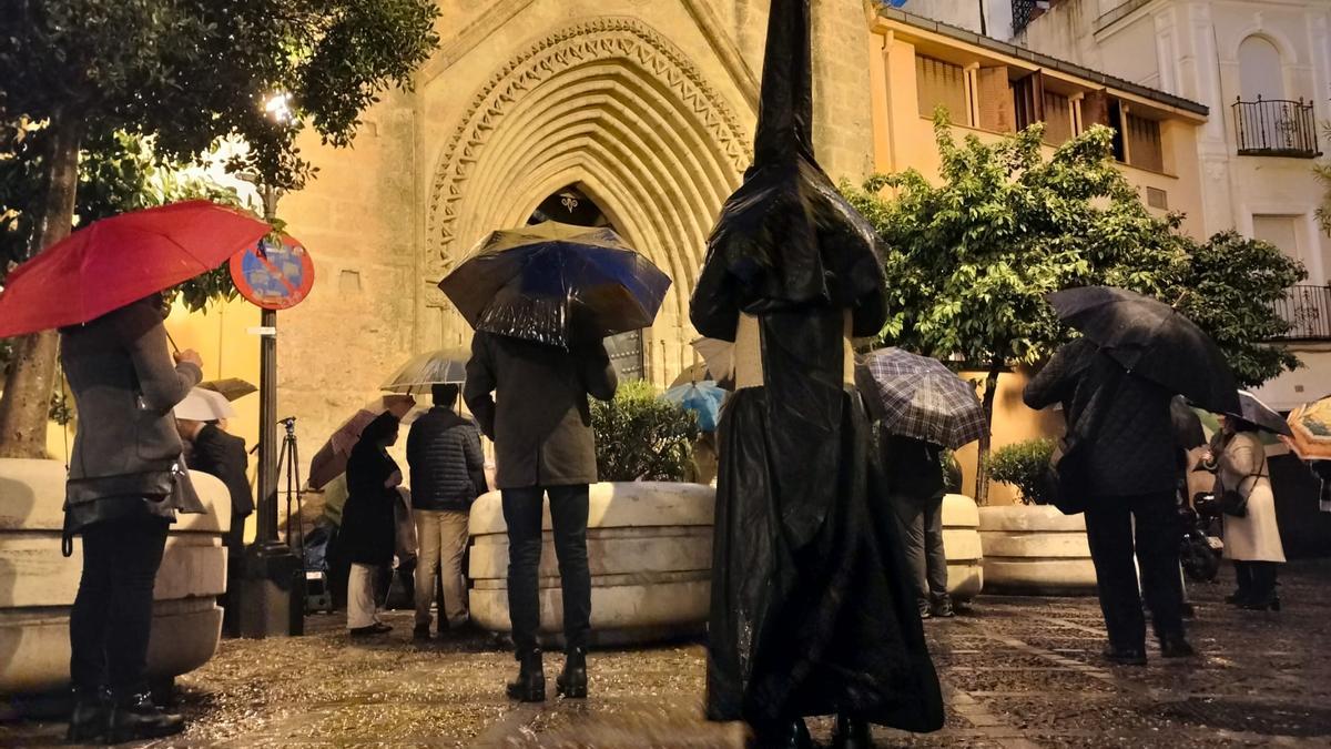 Nazareno de San Isidoro bajo la lluvia a las puertas de la parroquia