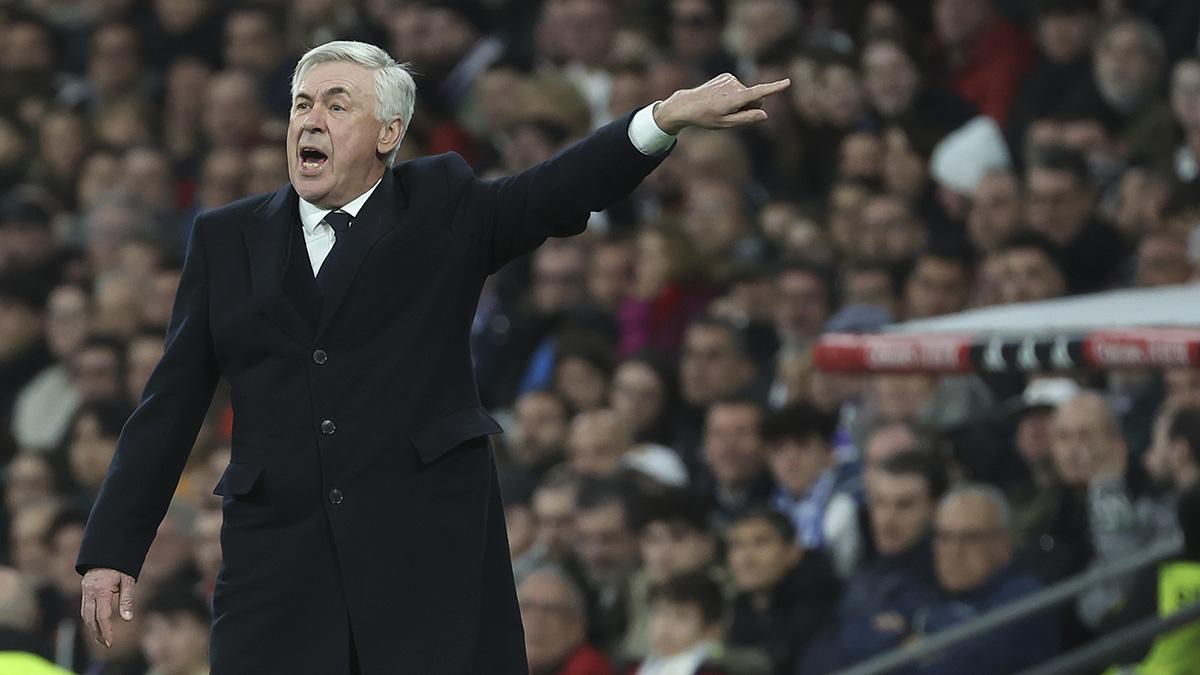 Acelotti da instrucciones desde la banda