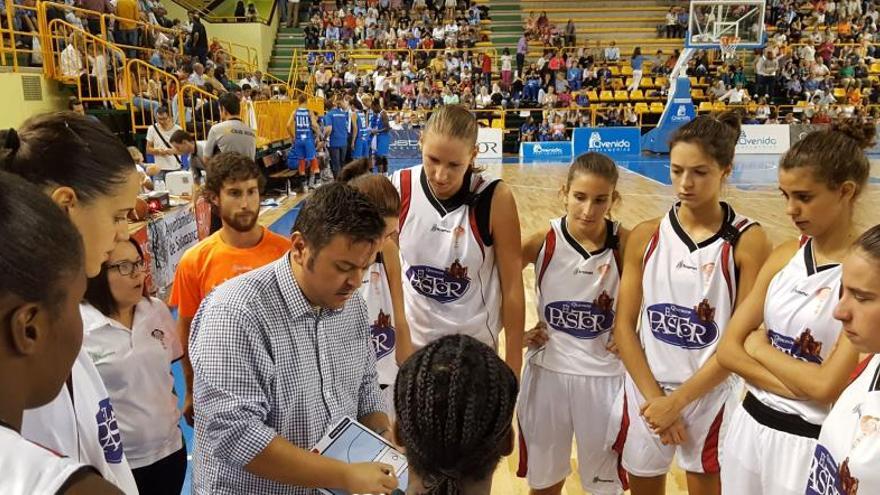 Las jugadoras del Zamarat lucieron crespones negros por el fallecimiento de Juan de Mena