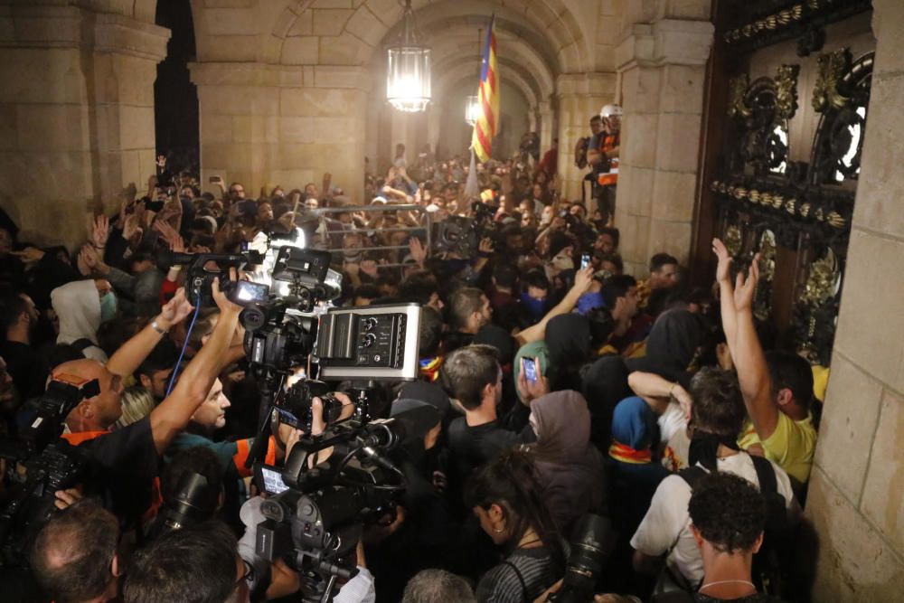 Desenes de persones al davant de la porta del Parlament de Catalunya després de la manifestació per commemorar el primer aniversari de l'1 d'octubre del 2017.