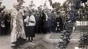 Una imagen del acto de colocación y bendición de la primera piedra del campo de Les Corts, el domingo 19 de febrero de 1922. “Mossèn” Lluís Sabater, acérrimo barcelonista, fue el encargado junto al párroco de Les Corts, de llevar a cabo la misión religiosa del evento