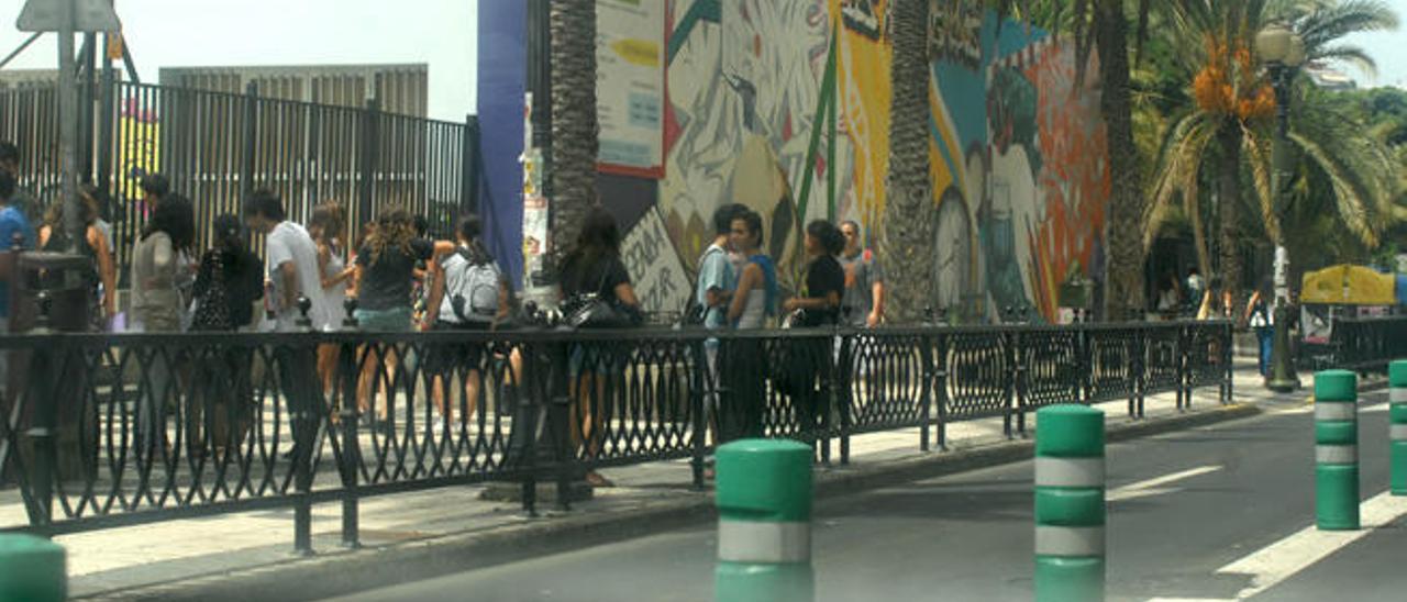 Estudiantes a la entrada de los institutos, en el comienzo del curso escolar del año pasado.