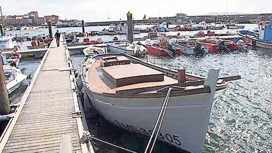 El galeón &quot;Eliseo&quot; llegó ayer a Moaña desde el muelle de Cambados.