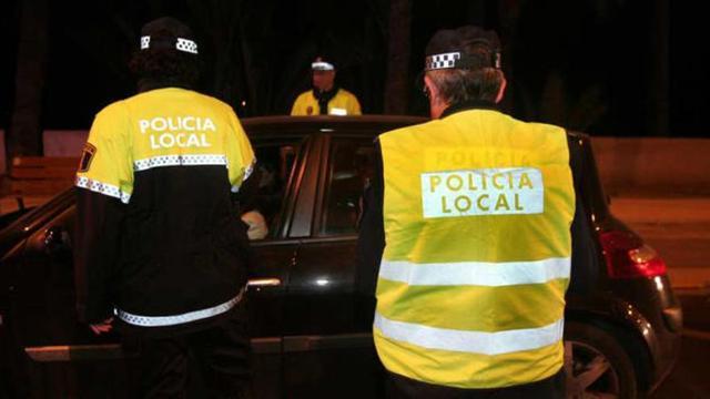 Varios agentes durante un control de alcoholemia en la zona centro, en imagen de archivo.