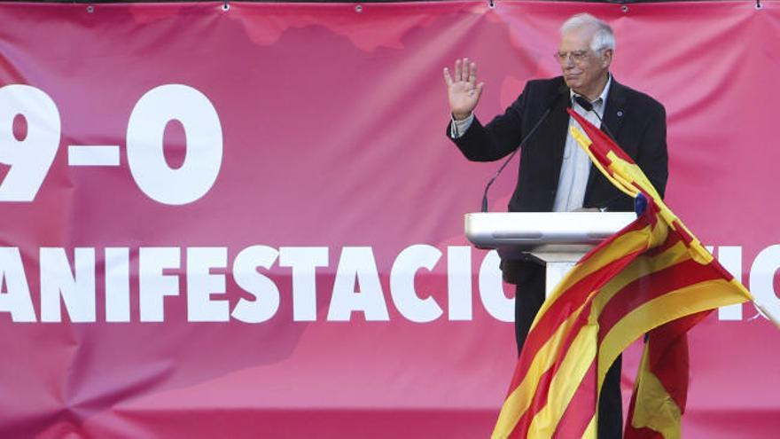 Borrell sobre Puigdemont: &quot;También soy pueblo de Cataluña y no le reconozco el derecho de hablar en mi nombre&quot;